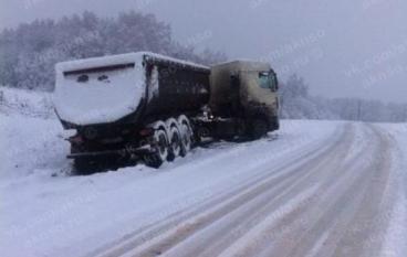 На заснеженном перевале застряли 15 автомобилей