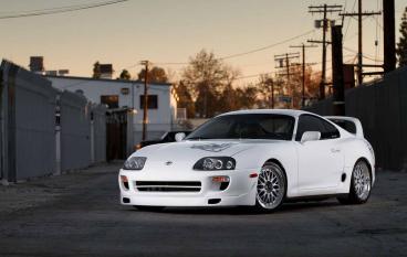 Toyota Supra доходит до ТАС одеты в 1967 году НРБ Mustang