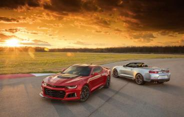 Спортивное купе Chevrolet Camaro открытой модификации.