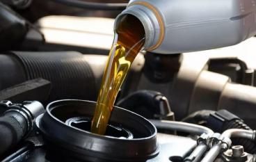 Как проводится замена масла в двигателе.