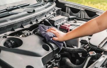 Моем двигатель автомобиля.