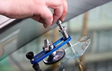 Ремонт сколов автостекол .