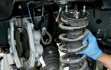 Нужно ли менять пружины при замене амортизаторов?.