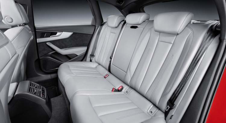 Задний ряд сидений на Audi A4 2016 года увеличился на 2.5 см, в сравнении в прошлым модельным рядом. 